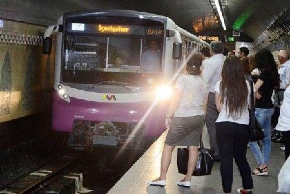 Metroda qatarların hərəkətində yubanma oldu