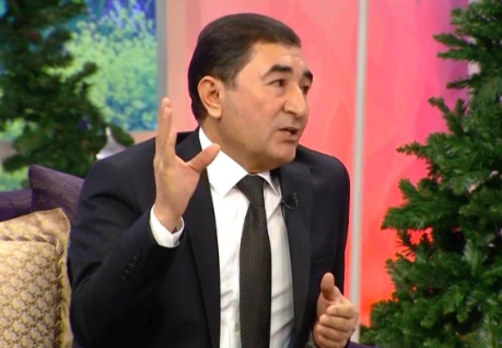 Xalq artisti: "Hər şeydən əlini üzən gedib mikrofon götürüb, iki mahnı öyrənir, müğənni olur"