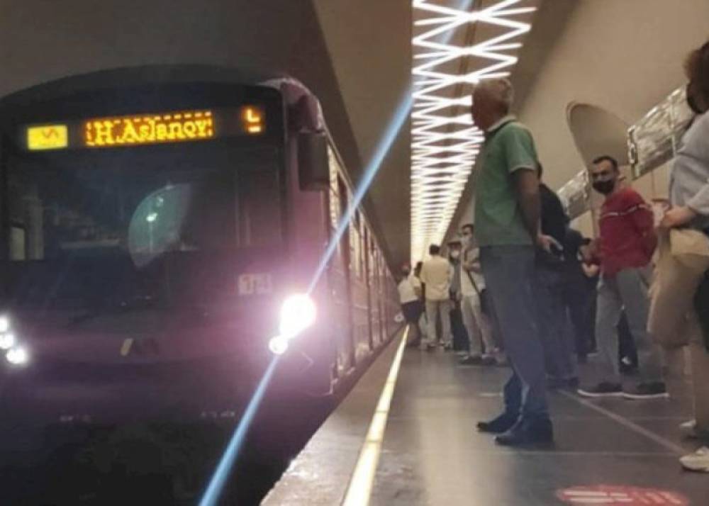 Metroda problem - Sərnişinlər qatardan düşürüldü