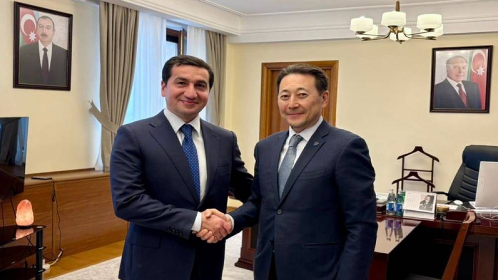Hikmət Hacıyev Kayrat Sarıbayla AQEM sammitini müzakirə etdi