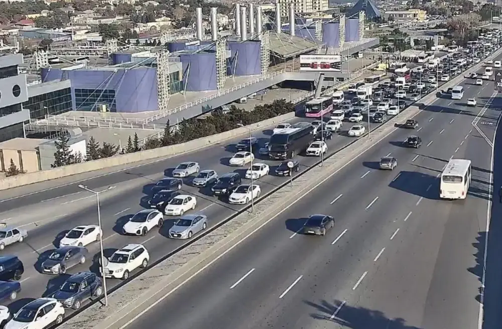 Bakının bir sıra yollarında nəqliyyatın sıxlığı yaranıb