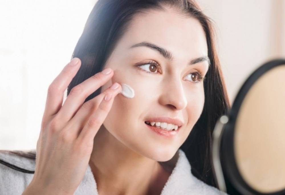 Rusiyalı dermatoloq erkən qırışlara səbəb olan qulluq səhvlərini açıqlayıb