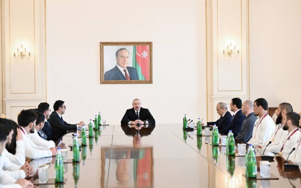 Prezident çempion olan güləşçiləri qəbul edib