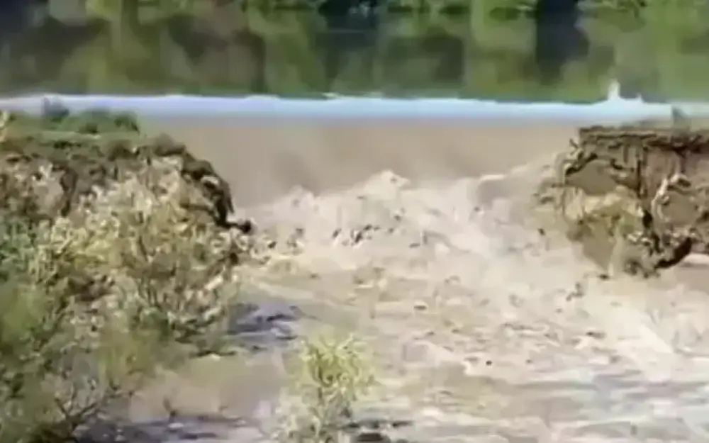 Ağcabədidə Kür çayı bəndi yarıb