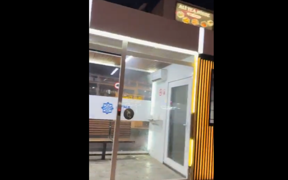 Avtobus dayanacağına zərər vuran şəxs saxlanıldı - VİDEO