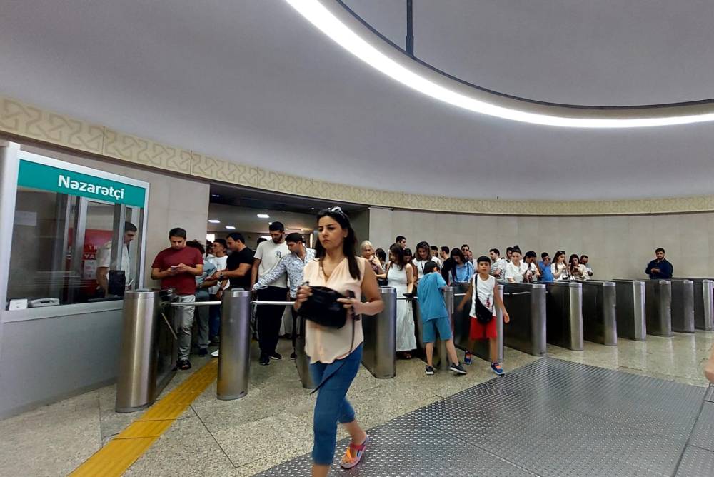 Birbank tətbiqində problem - Metroda sıxlıq yarandı