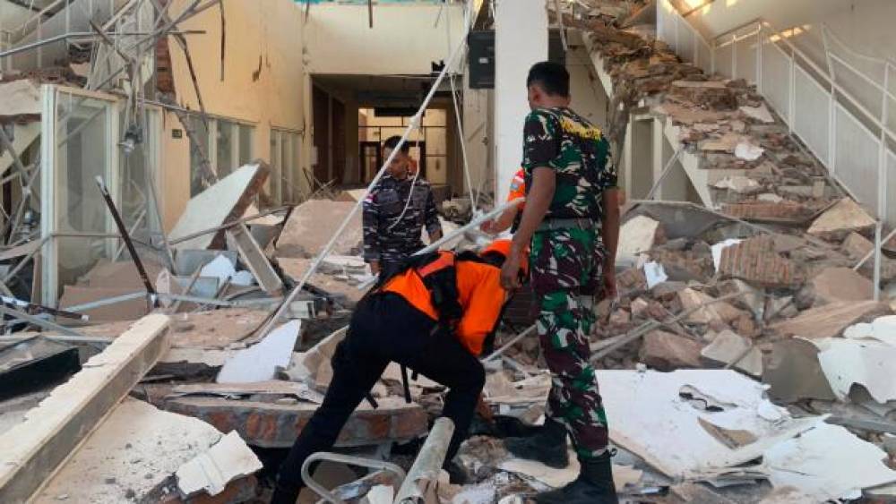 İndoneziyada baş verən 7,7 bal gücündə zəlzələ nəticəsində ölənlərin sayı artdı