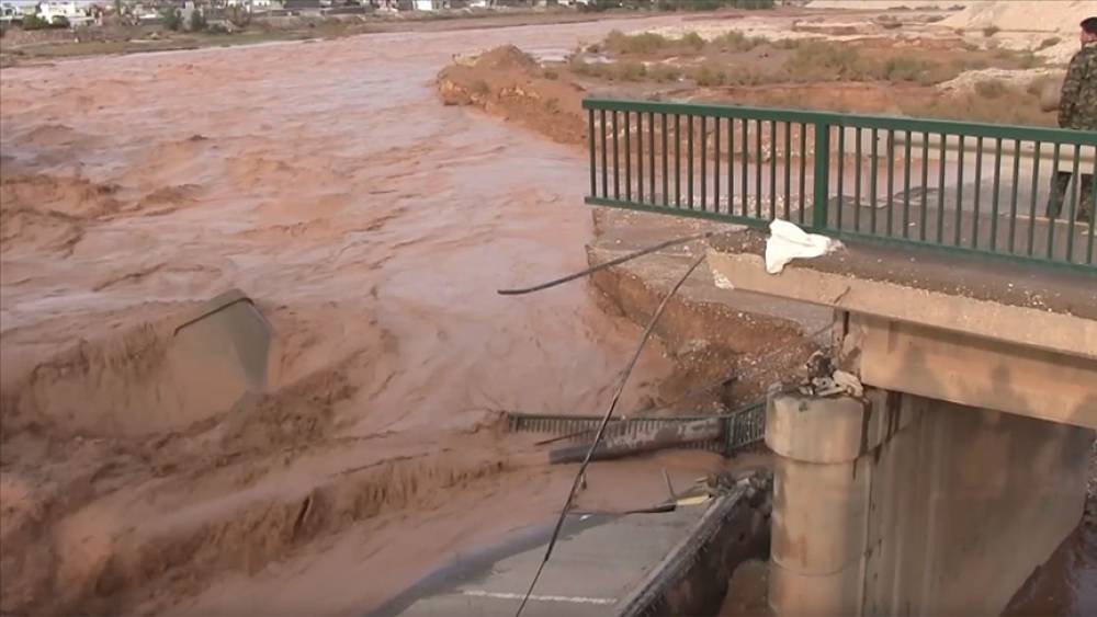 İraqda güclü yağış körpünü uçurdu