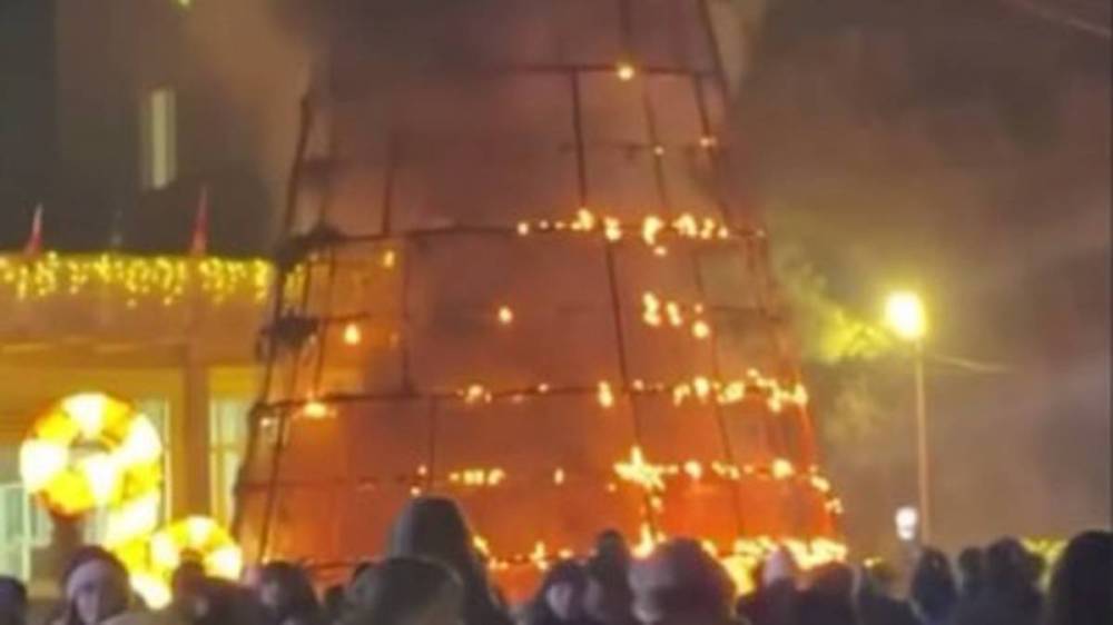 Bu ölkədə Yeni il ağacı yandl