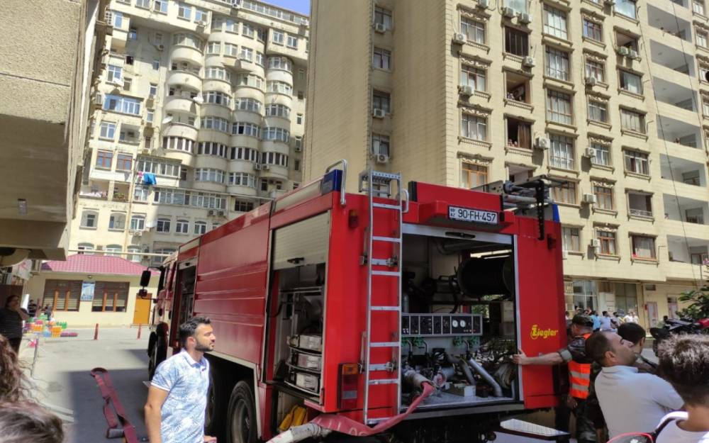 Bakıda supermarketdə Şaxta babalar arasında dava –ANBAAN VİDEO