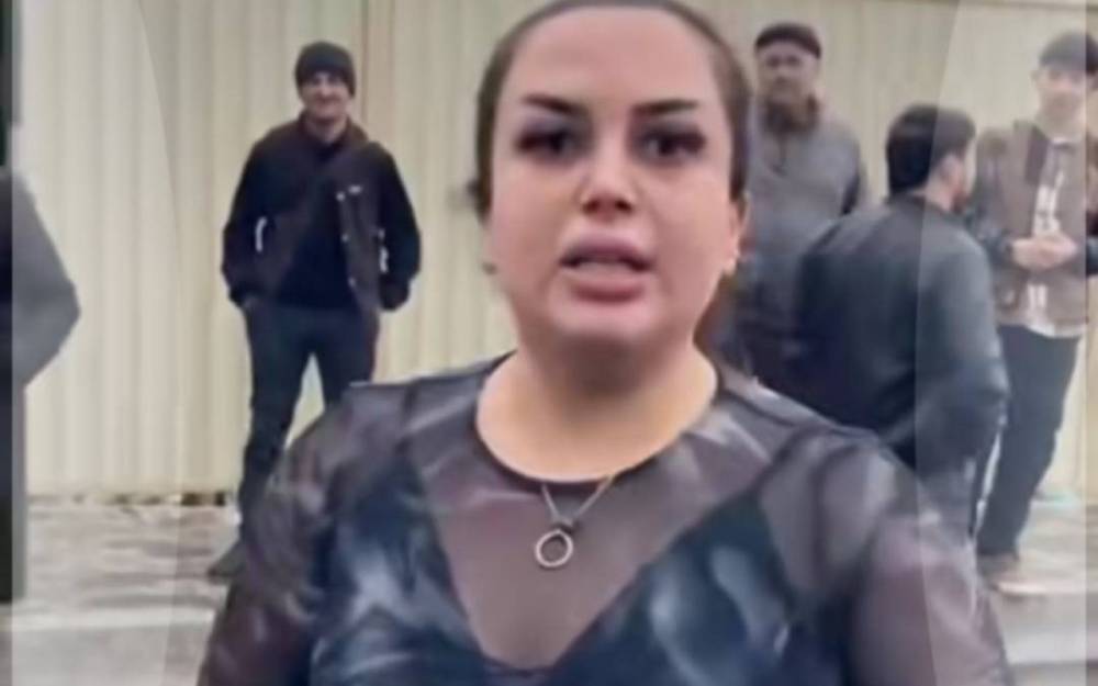 Gəncədə qadın sürücü kuryerə hücum etdi - VİDEO