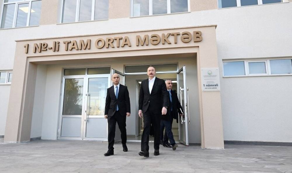 Prezident Kərkicahan qəsəbəsində açılışda...