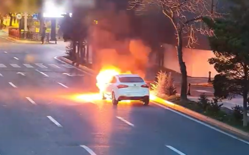 Bakıda maşın yandı - VİDEO