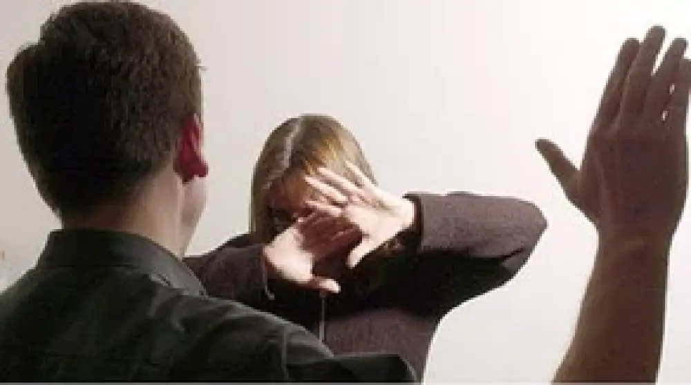 Kişi namaza görə arvadını döyüb, dişlərini sındırdı