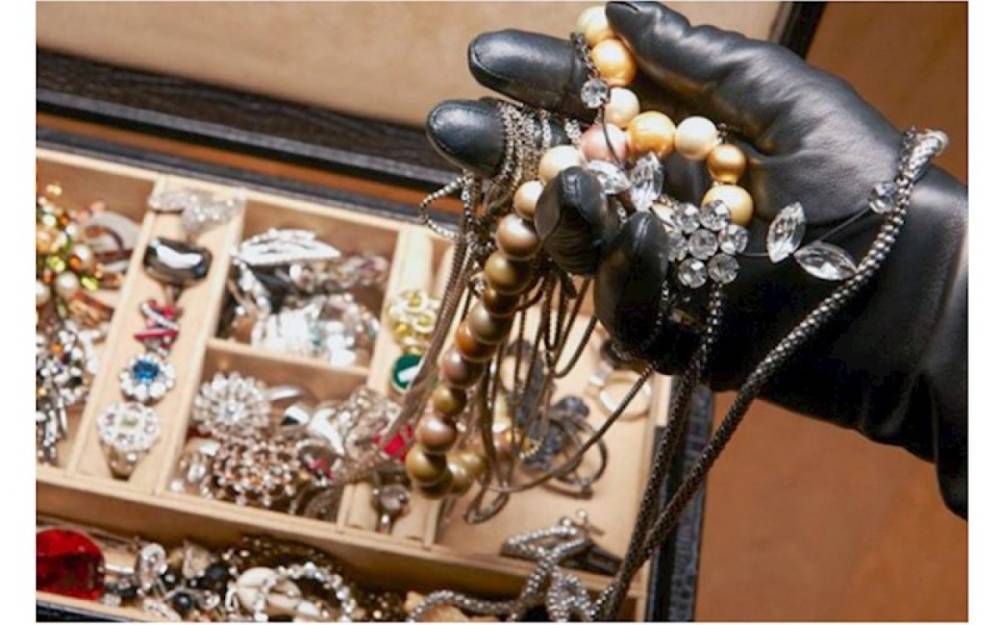 Bakıda dayanacaqda çantasını unutdu - Qızılları oğurlandı