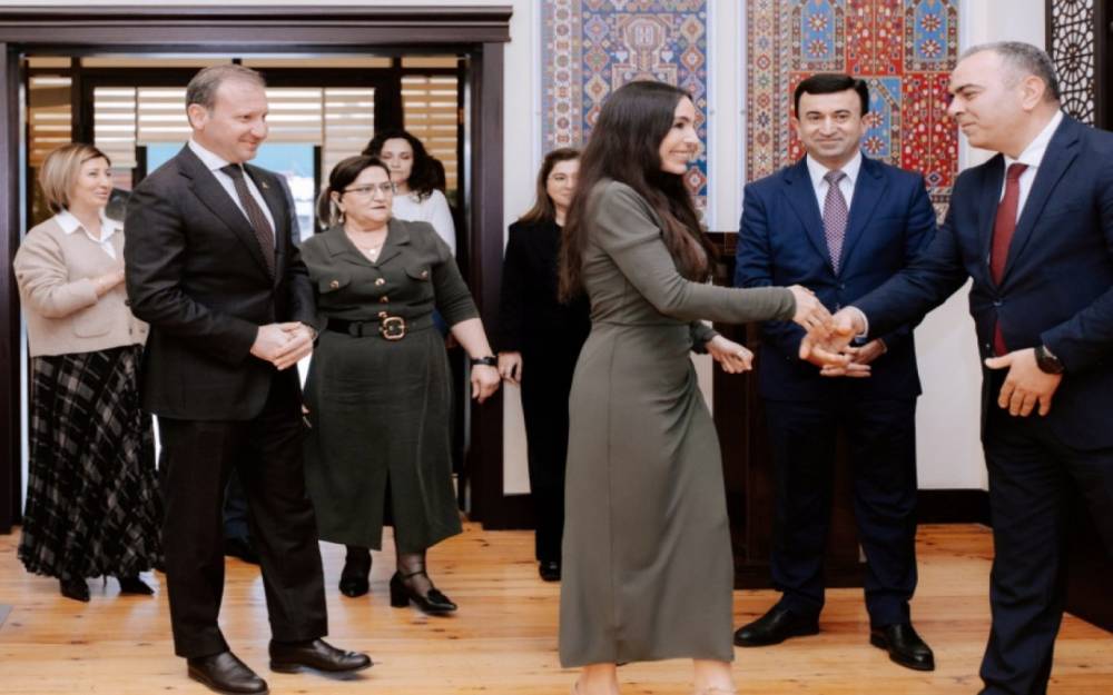 Leyla Əliyeva dairəvi xalçanın kəsim mərasimində iştirak edib