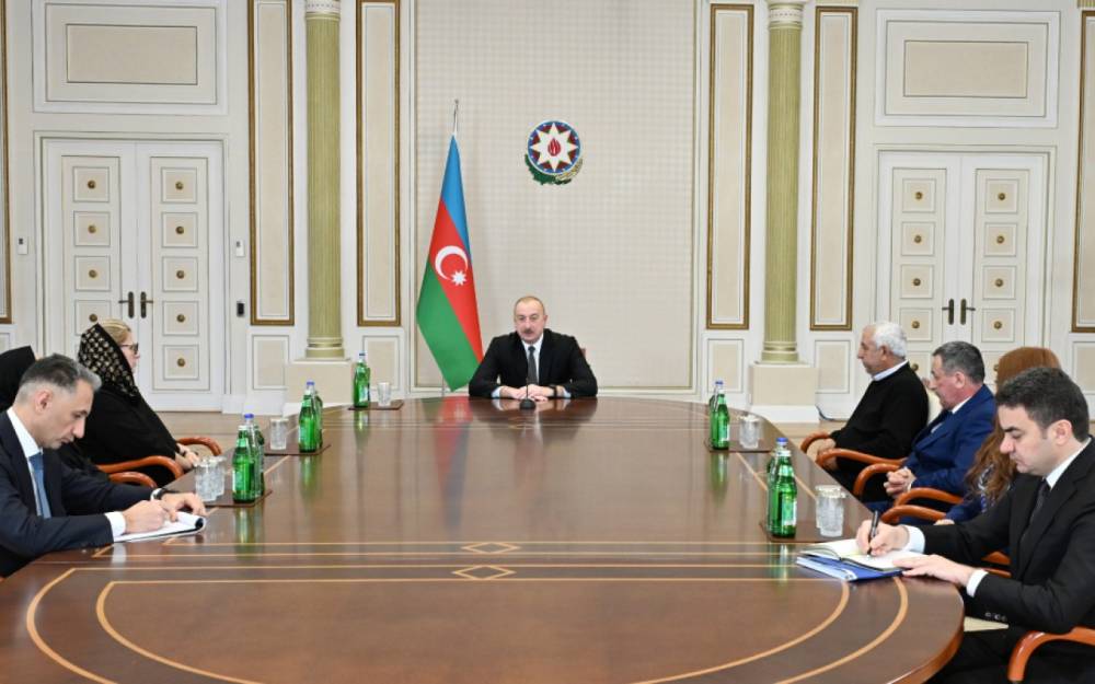 Prezident həlak olan ekipaj heyətinin ailə üzvləri və sağ qalan bələdçilərlə görüşdü - FOTOLAR