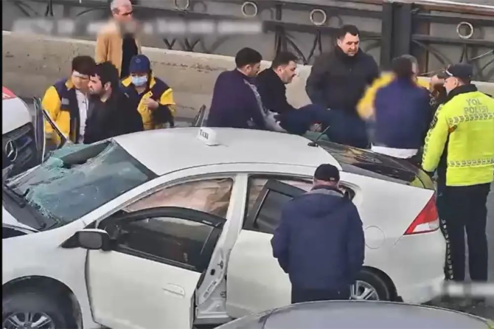 Bakıda taksi körpünün üzərində olan beton arakəsməyə çırpılıb, xəsarət alanlar var