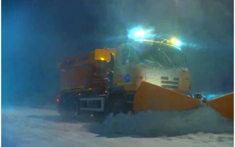 Gecə və səhər yollar qardan və buzdan təmizlənib