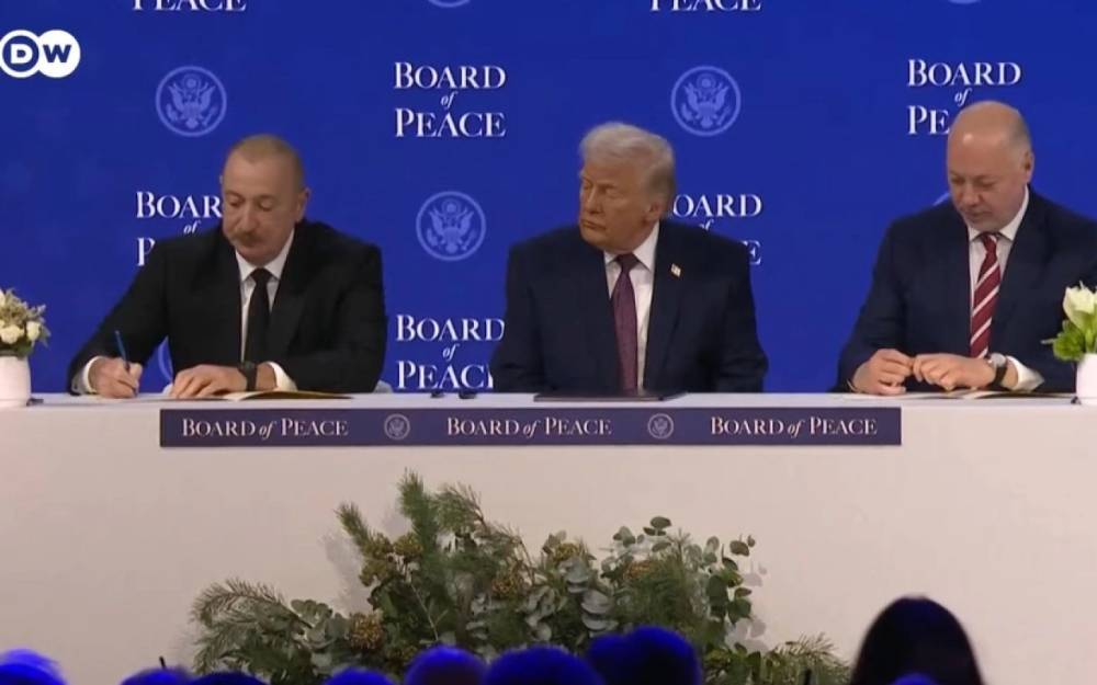 İlham Əliyev sənədi imzaladı - VİDEO