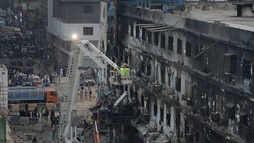 Pakistanda ticarət mərkəzində baş verən yanğın nəticəsində ölənlərin sayı artdı