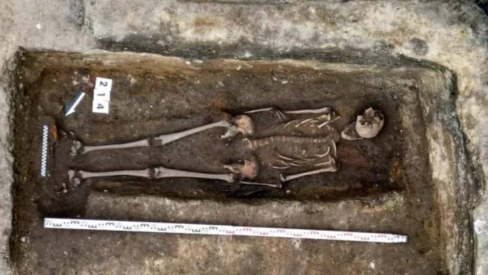 Dondurma mağazasının altından orta əsr cəngavərinin skeleti tapıldı