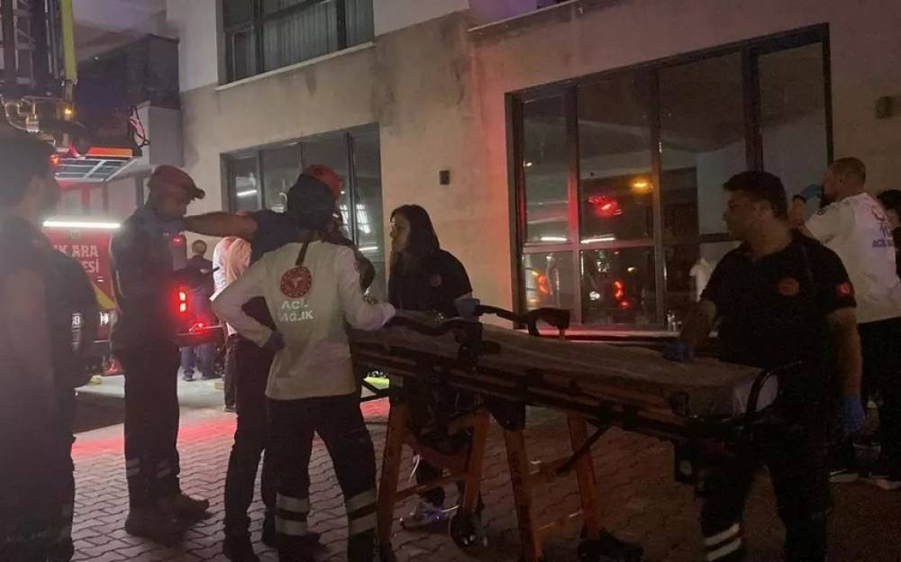 Türkiyədə yaşayış binasında yanğın zamanı 3 nəfər ölüb, onlarla insan zəhərlənib