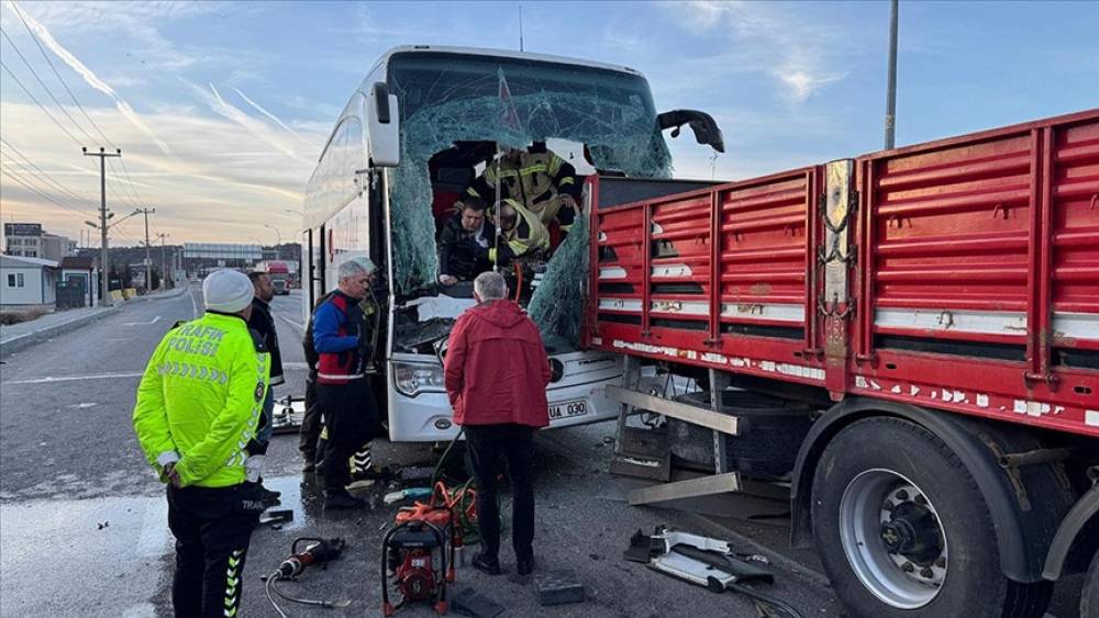 Türkiyədə yük maşını ilə avtobus toqquşdu: 14 nəfər yaralandı