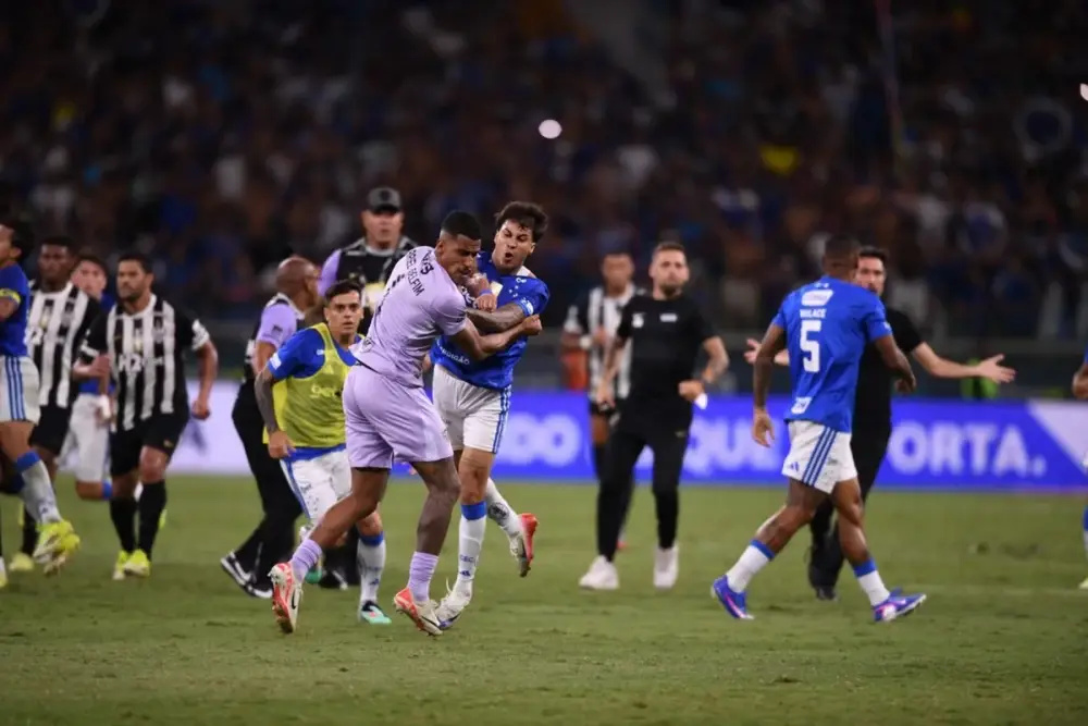 Braziliyada futbol matçında oyunçular arasında kütləvi dava düşüb