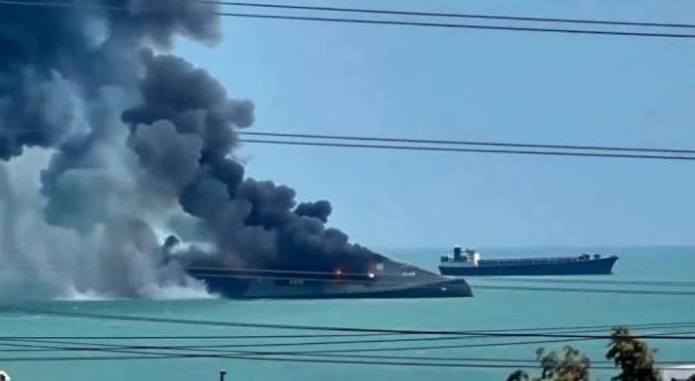 Hörmüz boğazında yük gəmisi vurulub