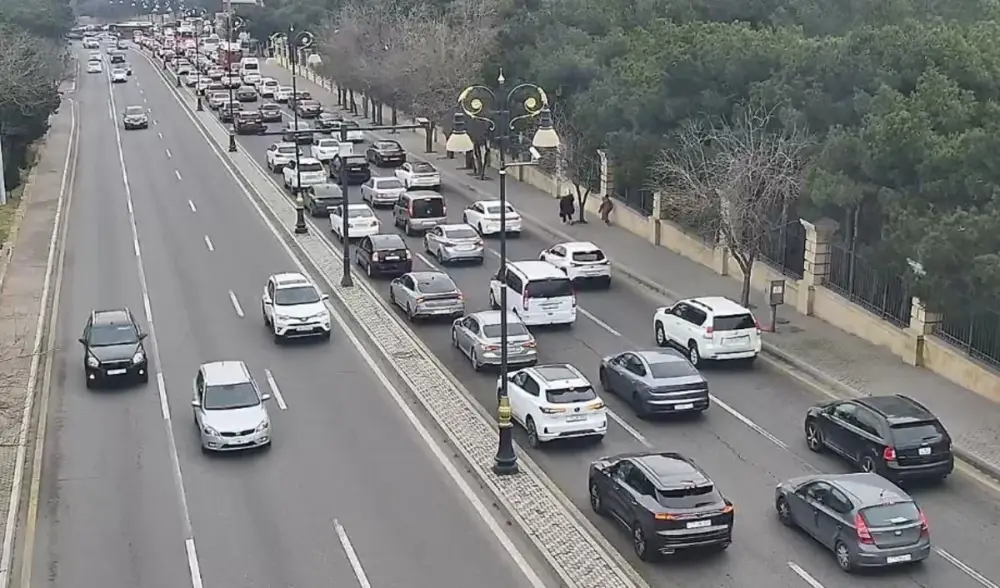 Həftənin ilk günü Bakının bir sıra yollarında nəqliyyatın sıxlığı yaranıb