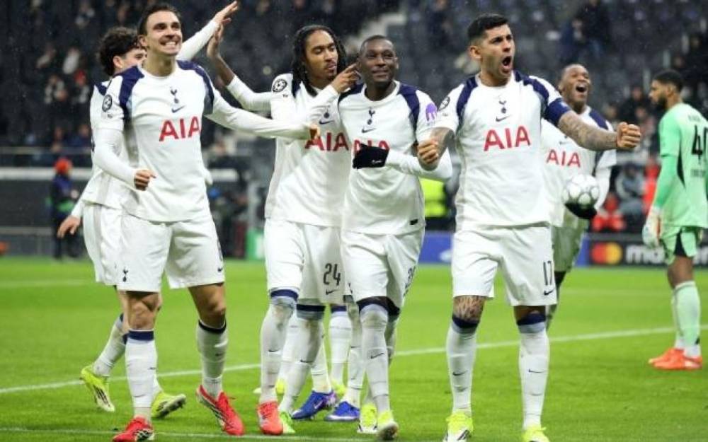 UEFA azarkeşlərə görə klubu cəzalandırdı