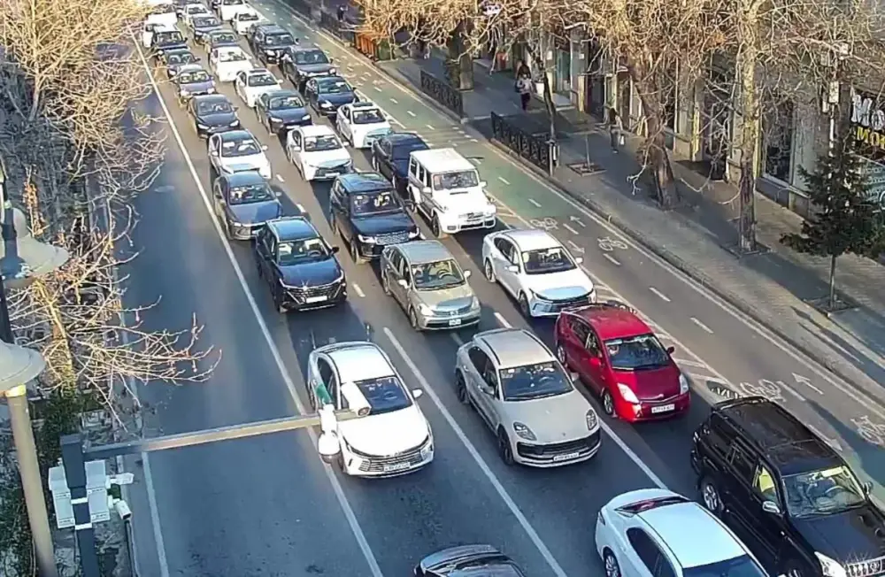 Bakının bir sıra yollarında nəqliyyatın sıxlığı müşahidə olunur
