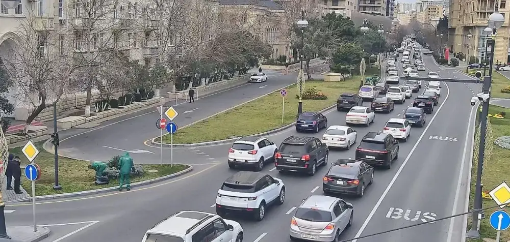 Bakının bir sıra yollarında tıxac yaranıb