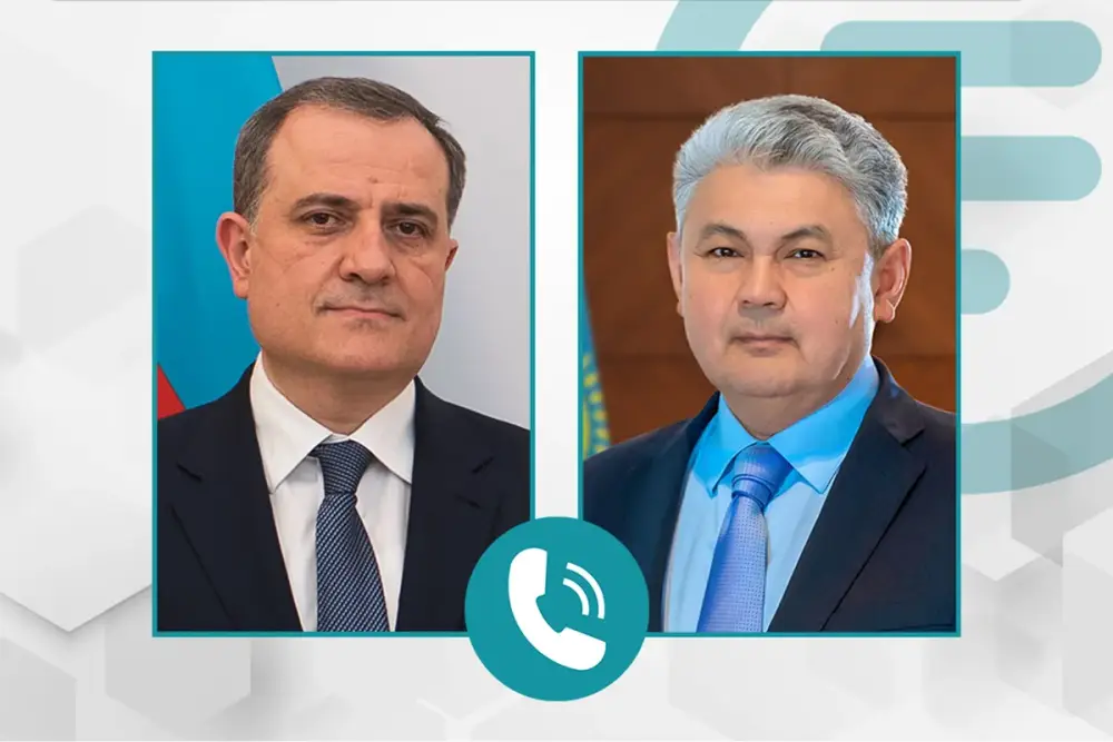 Ceyhun Bayramov qazaxıstanlı həmkarı ilə son hərbi vəziyyət barədə danışıb