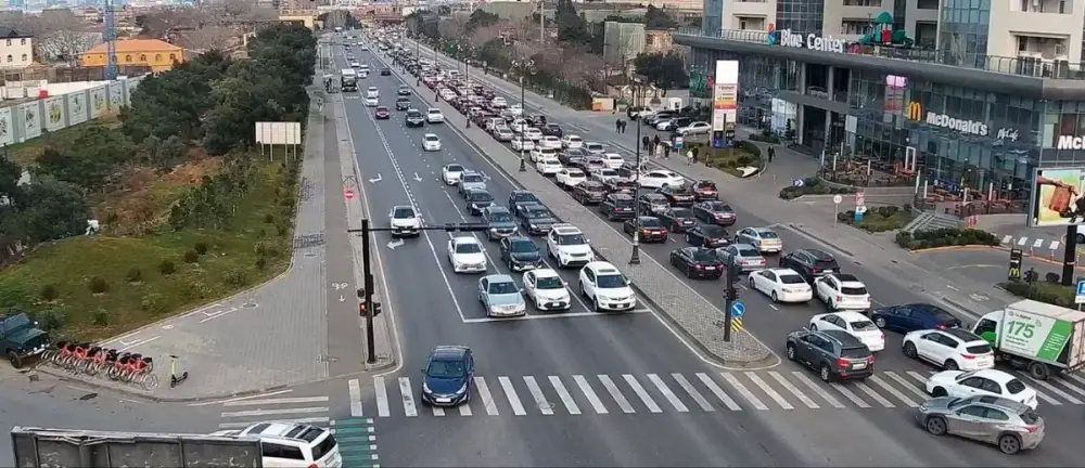 Bakıda doqquz istiqamət üzrə nəqliyyatın sıxlığı müşahidə olunur