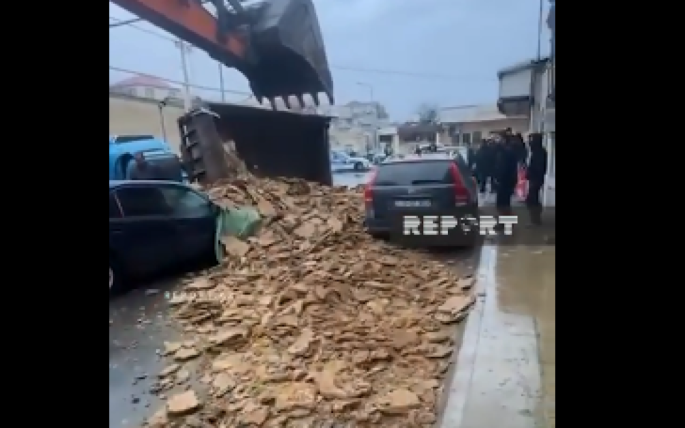 Gübrə daşıyan yük maşını "Mercedes”in üzərinə aşdı - VİDEO