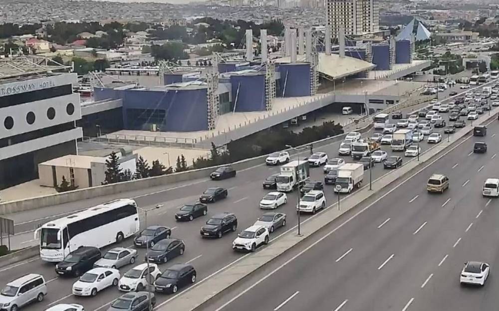 Bakının bir sıra yollarında nəqliyyatın sıxlığı müşahidə olunur
