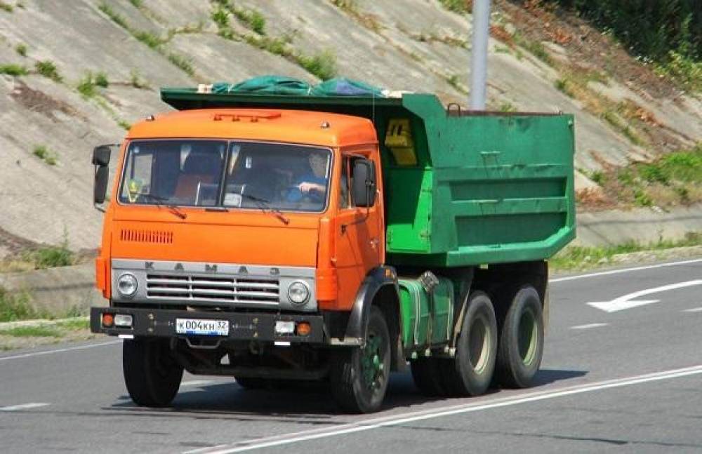 Güclü külək hasarı “Kamaz”ın üzərinə aşırdı: Ölən var