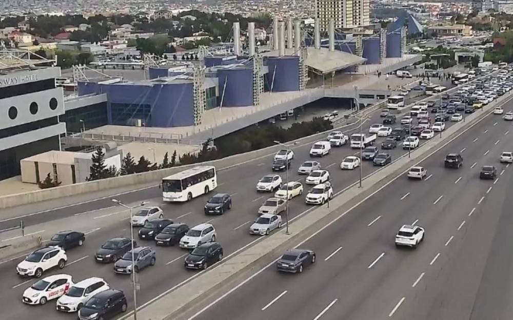 Bakının yollarında tıxac müşahidə edilir – SİYAHI
