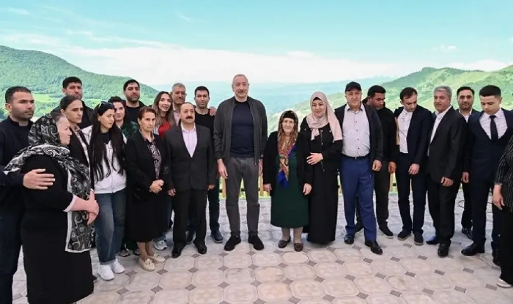 Prezident Böyük Qaladərəsi kəndində sakinlərlə görüşdü