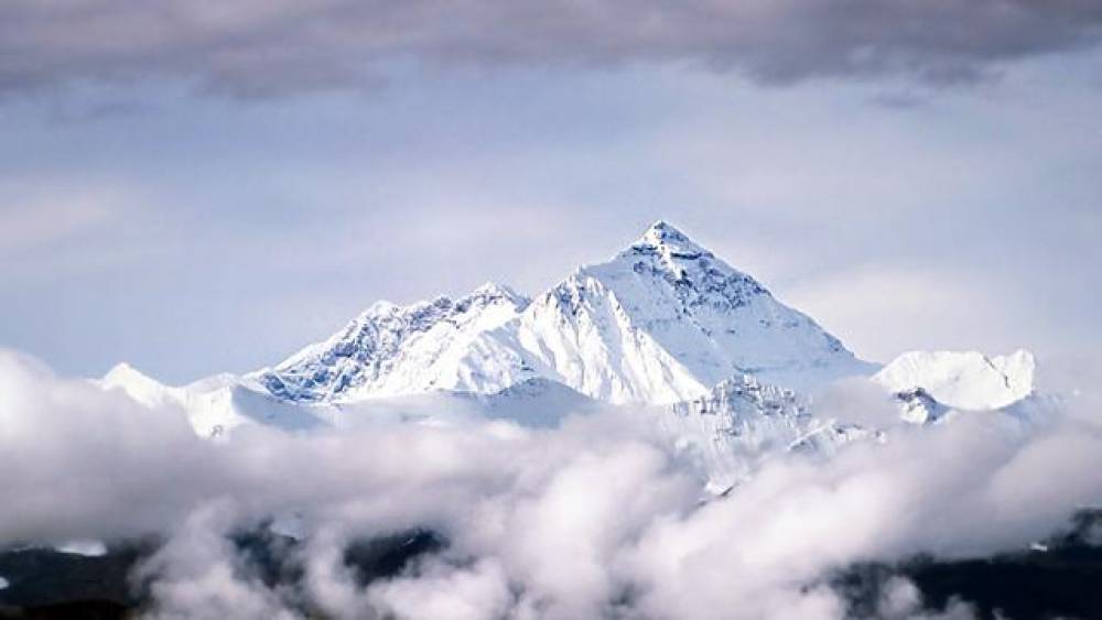 Bir gündə rekord sayda alpinist Everestin zirvəsinə çatdı