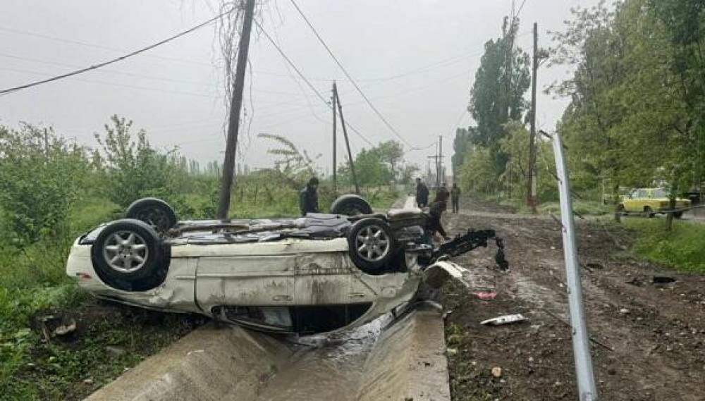 Gəncədə avtomobil aşdı: Yaralılar var