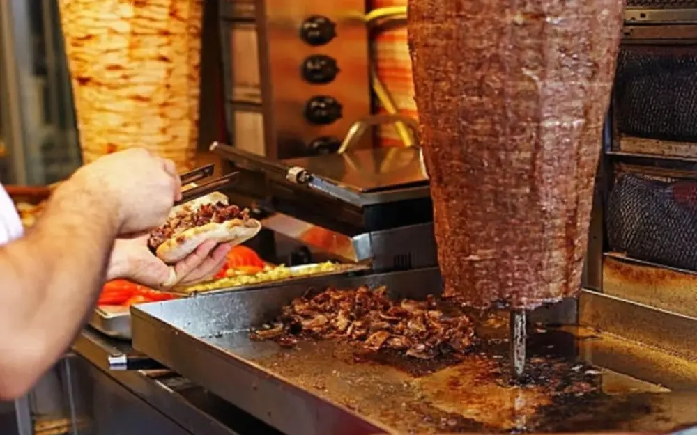 Azərbaycanda dönərdən kütləvi zəhərlənmə