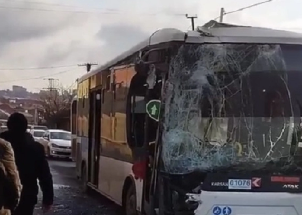 Qırmızı işıqda keçən avtobus qəza törətdi - Ölənlər var