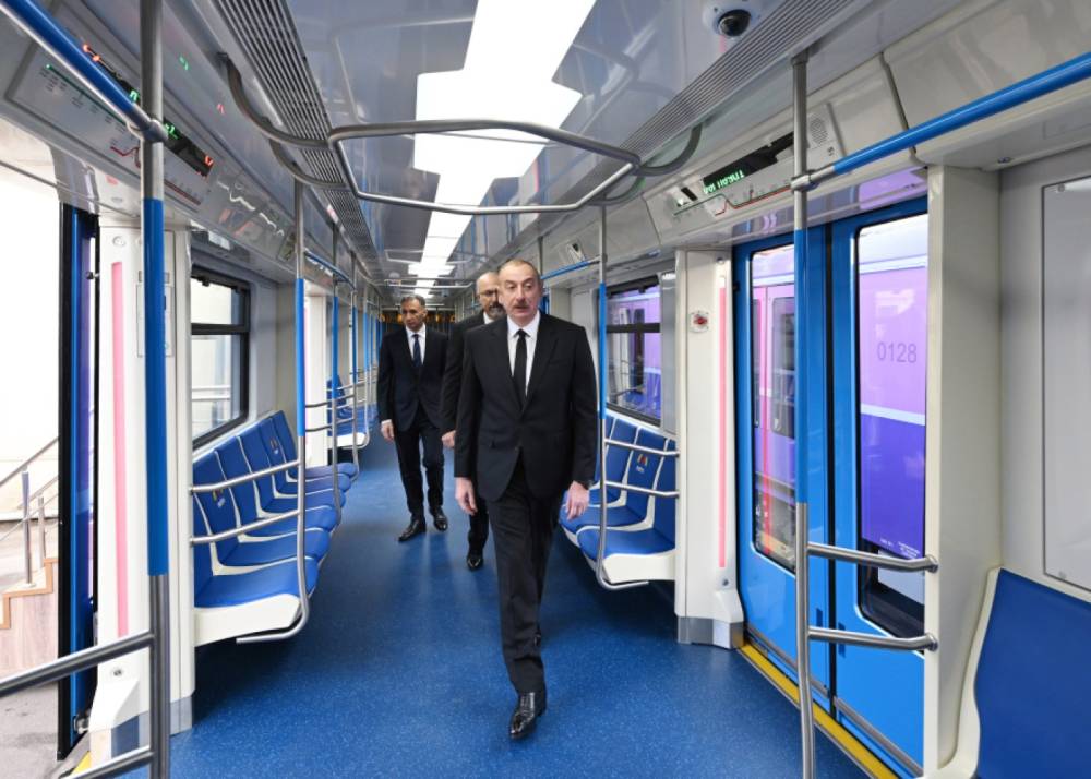 Prezident yeni nəsil metro qatarları ilə tanış oldu - FOTOLAR (YENİLƏNİB)