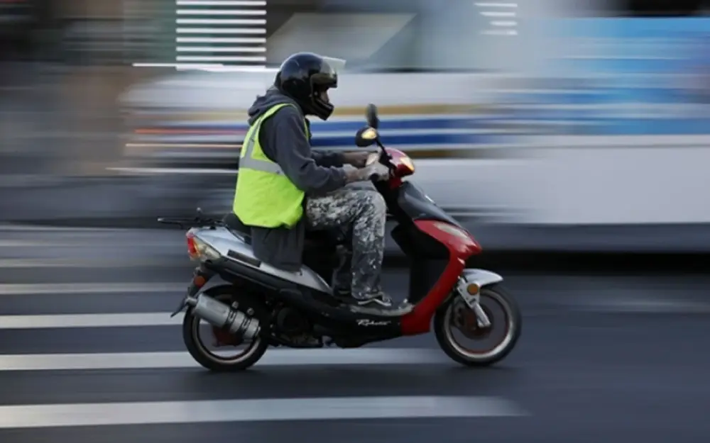 Azərbaycanda moped idarə etmək üçün sürücülük vəsiqəsi tələb olunacaq