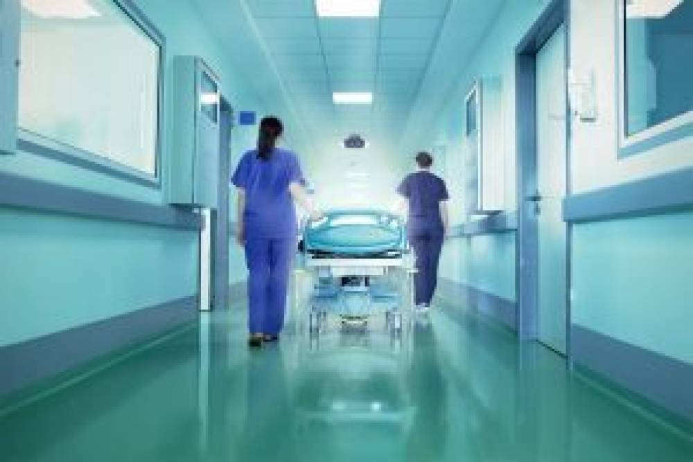 Azərbaycanda vəzifəli şəxs əməliyyat zamanı öldü