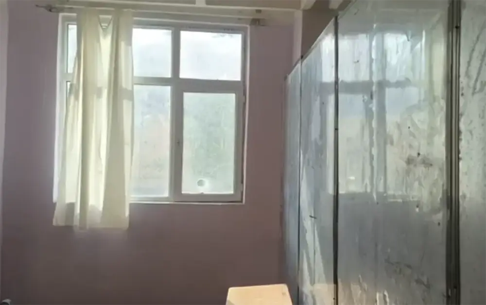 Məktəbə daş atdılar, şagirdlər xəsarət aldı - Video