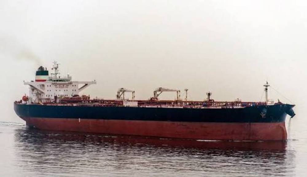 Hörmüz boğazında tankerlərdən biri mərmi ilə vuruldu